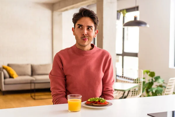 Hombre Joven Raza Mixta Desayunando Cocina Confundido Siente Dudoso Inseguro — Foto de Stock