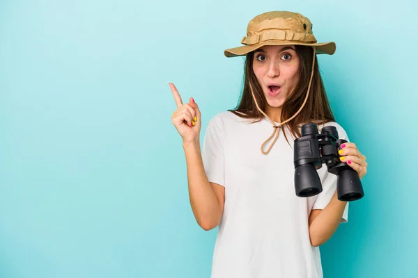 Junge Kaukasische Forscherin Mit Fernglas Auf Blauem Hintergrund Das Zur — Stockfoto