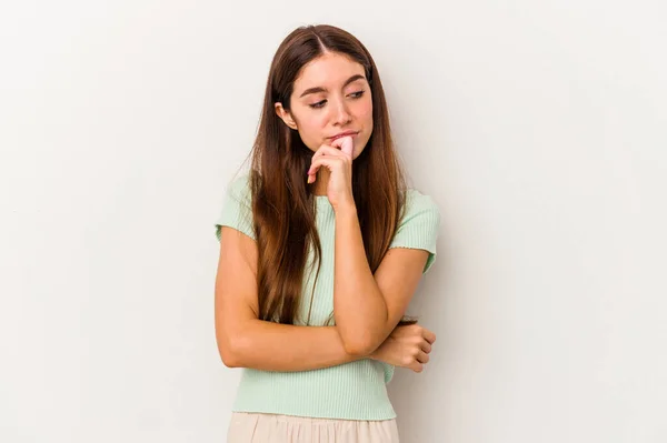 Jonge Blanke Vrouw Geïsoleerd Witte Achtergrond Kijken Zijwaarts Met Twijfelachtige — Stockfoto