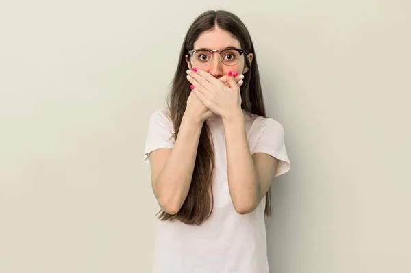 Mujer Joven Caucásica Aislada Sobre Fondo Amarillo Impactada Cubriendo Boca —  Fotos de Stock