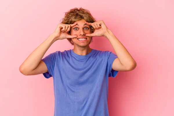 Jonge Blanke Man Met Make Geïsoleerd Roze Achtergrond Houden Ogen — Stockfoto