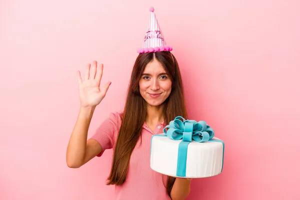 Junge Kaukasische Frau Feiert Geburtstag Isoliert Auf Rosa Hintergrund Lächelnd — Stockfoto