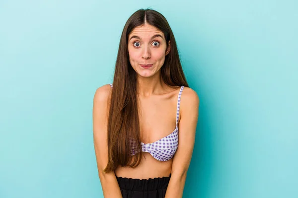 Giovane Donna Caucasica Indossa Bikini Isolato Sfondo Blu Spalle Scrollate — Foto Stock