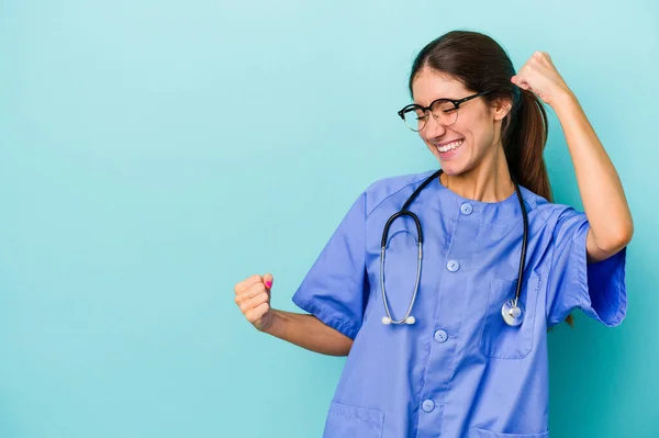 Jovem Enfermeira Caucasiana Isolado Fundo Azul Levantando Punho Após Uma — Fotografia de Stock