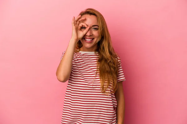 コーカサスブロンド女性分離上のピンクの背景励起保つOkジェスチャー上の目 — ストック写真
