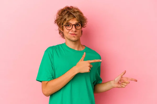 Jonge Blanke Man Met Make Geïsoleerd Roze Achtergrond Geschokt Wijzend — Stockfoto
