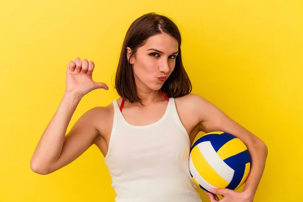 Mujer Caucásica Joven Jugando Voleibol Aislado Sobre Fondo Amarillo Siente —  Fotos de Stock