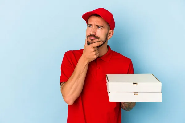 Ung Kaukasiska Leverans Man Med Tatueringar Håller Pizzor Isolerade Blå — Stockfoto