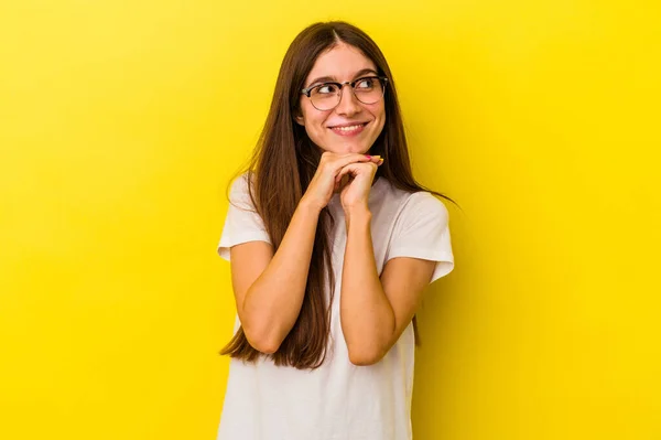 Mulher Caucasiana Jovem Isolado Fundo Amarelo Mantém Mãos Sob Queixo — Fotografia de Stock