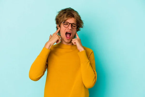 Jeune Homme Caucasien Avec Maquillage Isolé Sur Fond Bleu Couvrant — Photo