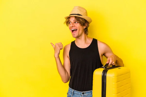親指指で離れて 笑いと屈託のない 黄色の背景点で隔離された旅行に行く化粧を持つ若い白人男性 — ストック写真