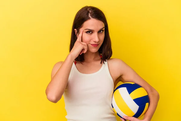 Mujer Caucásica Joven Jugando Voleibol Aislado Sobre Fondo Amarillo Apuntando —  Fotos de Stock