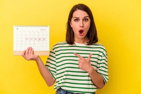 Giovane Donna Australiana Che Tiene Calendario Isolato Sfondo Giallo Che — Foto Stock