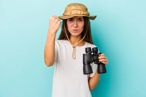 Junge Kaukasische Forscherin Mit Fernglas Auf Blauem Hintergrund Faust Die — Stockfoto