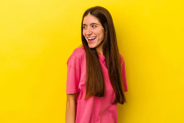 Joven Mujer Caucásica Aislada Sobre Fondo Amarillo Mira Lado Sonriente —  Fotos de Stock