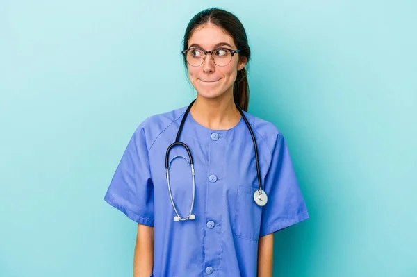 Mladá Bělošská Ošetřovatelka Izolovaná Modrém Pozadí Zmatená Nedůvěřivá Nejistá — Stock fotografie