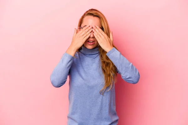 Caucasica Donna Bionda Isolato Sfondo Rosa Paura Che Copre Gli — Foto Stock