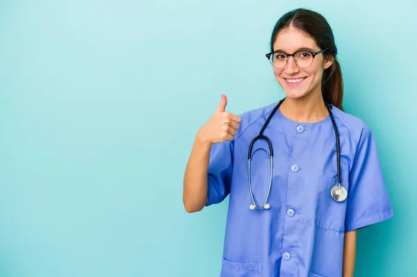 Giovane Infermiera Caucasica Isolato Sfondo Blu Sorridente Alzando Pollice Verso — Foto Stock