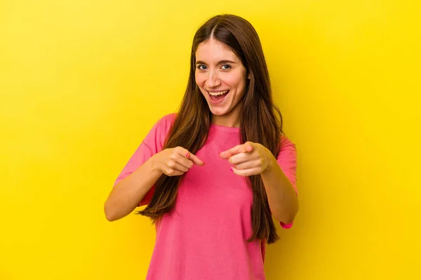 Mujer Joven Caucásica Aislada Sobre Fondo Amarillo Apuntando Hacia Delante —  Fotos de Stock