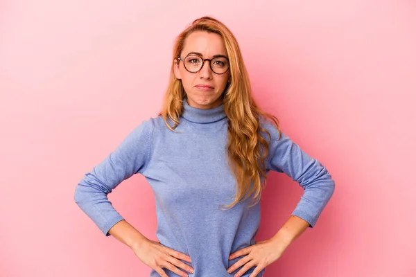 Caucasica Donna Bionda Isolato Sfondo Rosa Triste Faccia Seria Sentirsi — Foto Stock