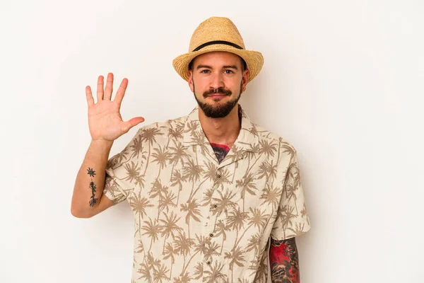 Junger Kaukasischer Mann Mit Tätowierungen Sommerkleidung Isoliert Auf Weißem Hintergrund — Stockfoto