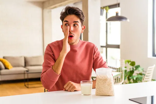 Hombre Joven Raza Mixta Comiendo Avena Leche Para Desayuno Cocina — Foto de Stock