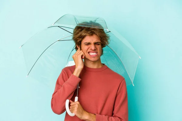 Mladý Kavkazský Muž Make Upem Drží Deštník Izolované Modrém Pozadí — Stock fotografie