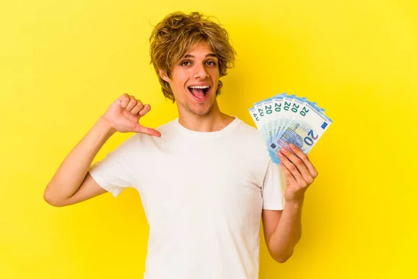 Junger Kaukasischer Mann Mit Schminke Und Geldscheinen Auf Gelbem Hintergrund — Stockfoto