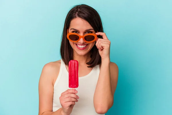青い背景に隔離されたアイスクリームを持つ若い白人女性 — ストック写真