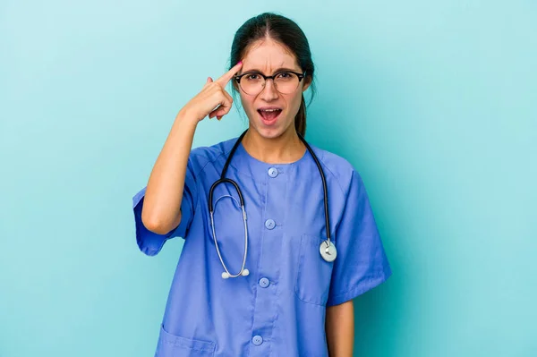 Junge Kaukasische Krankenschwester Isoliert Auf Blauem Hintergrund Und Zeigt Eine — Stockfoto