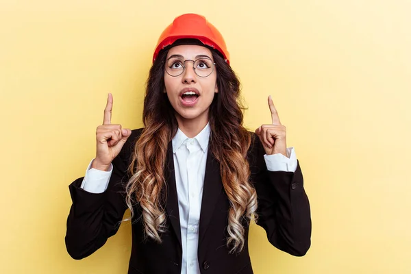 Giovane Architetto Donna Razza Mista Isolato Sfondo Giallo Che Punta — Foto Stock