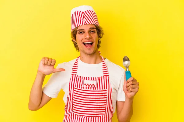 Young Ice Cream Maker Man Makeup Holding Spoon Isolated Yellow — Stock Photo, Image