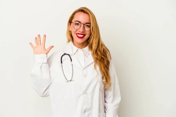 Καυκάσια Γιατρός Γυναίκα Απομονωμένη Λευκό Φόντο Χαμογελώντας Χαρούμενα Εμφάνιση Νούμερο — Φωτογραφία Αρχείου
