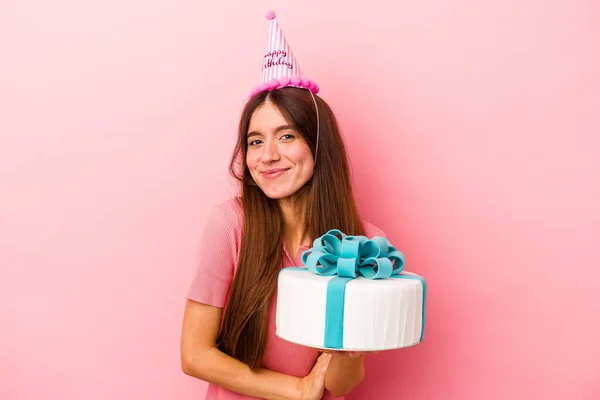 Jovem Caucasiana Celebrando Aniversário Isolado Fundo Rosa Rindo Divertindo — Fotografia de Stock