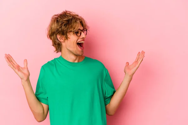 Jonge Blanke Man Met Make Geïsoleerd Roze Achtergrond Vrolijk Lachen — Stockfoto