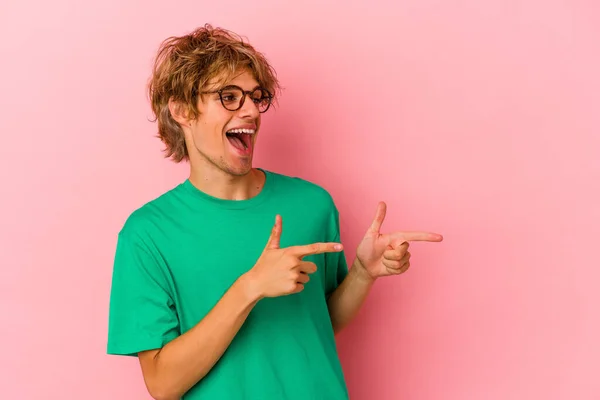 Joven Hombre Caucásico Con Maquillaje Aislado Puntos Fondo Rosa Con — Foto de Stock