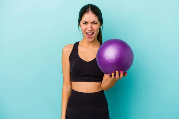 Junge Kaukasische Fitness Frau Hält Einen Ball Isoliert Auf Blauem — Stockfoto