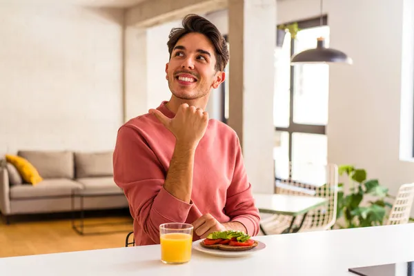 Joven Hombre Raza Mixta Desayunando Sus Puntos Cocina Con Dedo — Foto de Stock