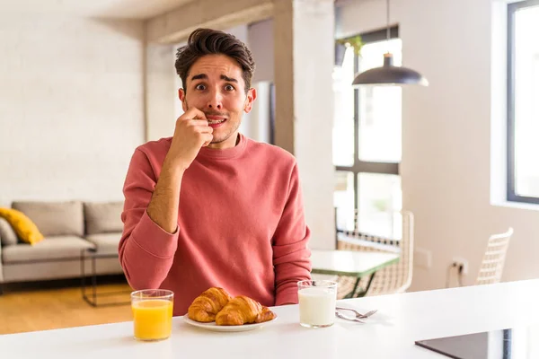 Joven Hombre Raza Mixta Desayunando Una Cocina Por Mañana Mordiendo — Foto de Stock