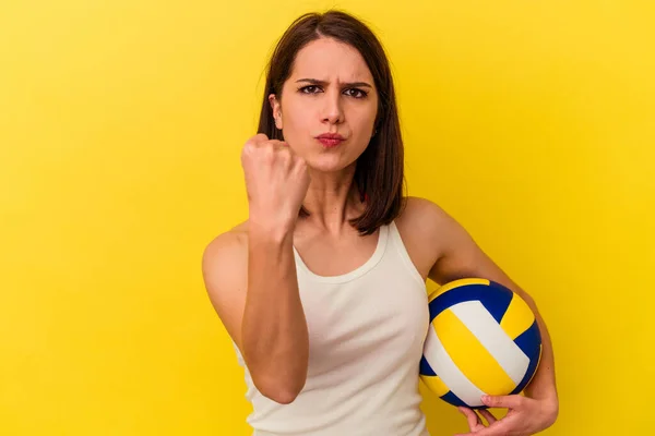 Молода Біла Жінка Грає Волейбол Ізольовано Жовтому Тлі Показуючи Кулак — стокове фото