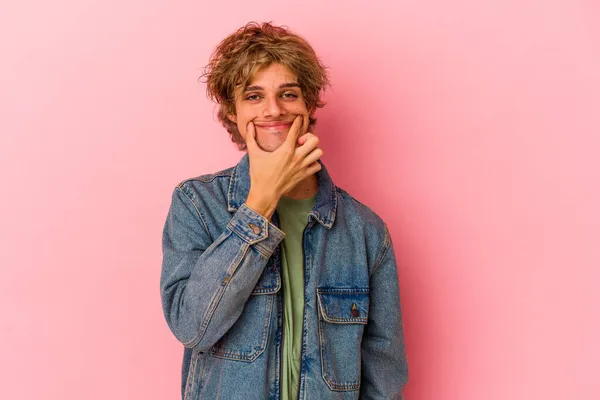 Joven Hombre Caucásico Con Maquillaje Aislado Sobre Fondo Rosa Dudando — Foto de Stock