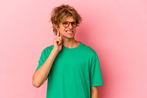 Jonge Blanke Man Met Make Geïsoleerd Roze Achtergrond Bedekt Oren — Stockfoto