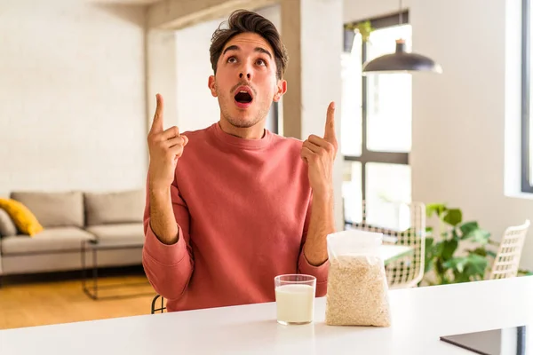 Jeune Homme Métis Mangeant Farine Avoine Lait Pour Petit Déjeuner — Photo