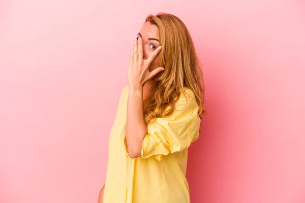 Blank Blond Vrouw Geïsoleerd Roze Achtergrond Knipperen Door Vingers Bang — Stockfoto