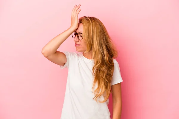 Mujer Rubia Caucásica Aislada Sobre Fondo Rosa Olvidando Algo Golpeando —  Fotos de Stock