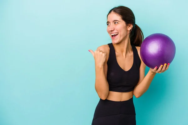 Jonge Blanke Fitness Vrouw Met Een Bal Geïsoleerd Blauwe Achtergrond — Stockfoto