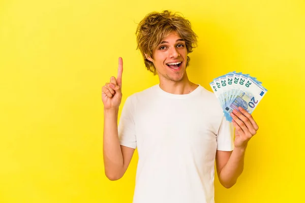 Junger Kaukasischer Mann Mit Make Der Geldscheine Auf Gelbem Hintergrund — Stockfoto