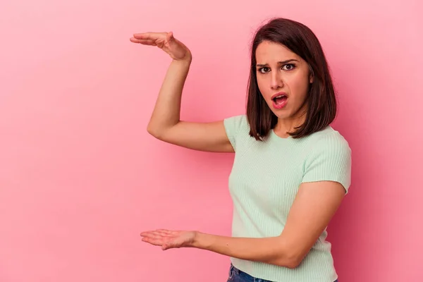 Jeune Femme Caucasienne Isolée Sur Fond Rose Choquée Étonnée Tenant — Photo