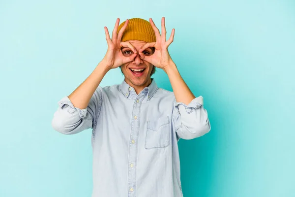 Joven Hombre Caucásico Con Maquillaje Aislado Sobre Fondo Azul Excitado — Foto de Stock