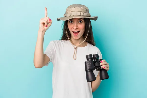 Junge Kaukasische Forscherin Mit Ferngläsern Auf Blauem Hintergrund Die Eine — Stockfoto